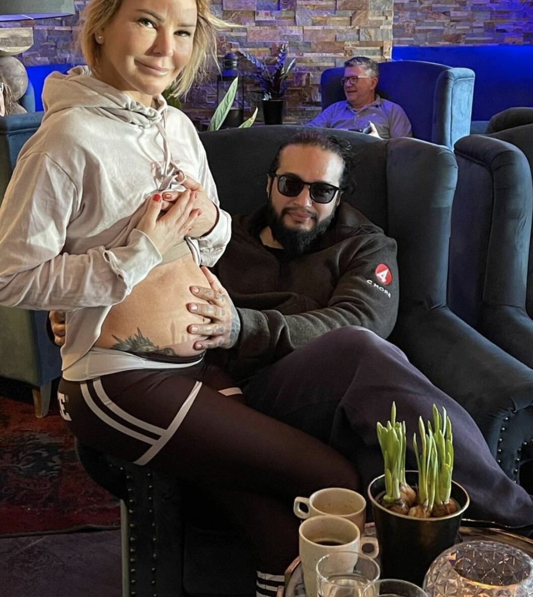 Bilden på Magdalena Graaf och Louie Marti som skapat uppståndelse. magdalena graaf och pojkvännen louie marti låtsas at hon är gravid