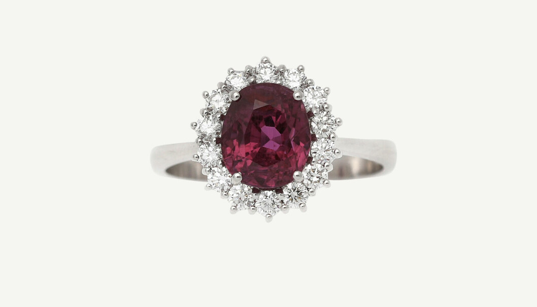 Den gnistrande röda ringen av 18 k vitguld har en rubin på 2,43 carat och briljantslipade diamanter på totalt 0,40 carat. Den hamnade en bit under utrop när den klubbades vid Bruun Rasmussens Jewellery and Fashion i november förra året för 22 000 danska kronor (30 000). Röd ring av Rubin.