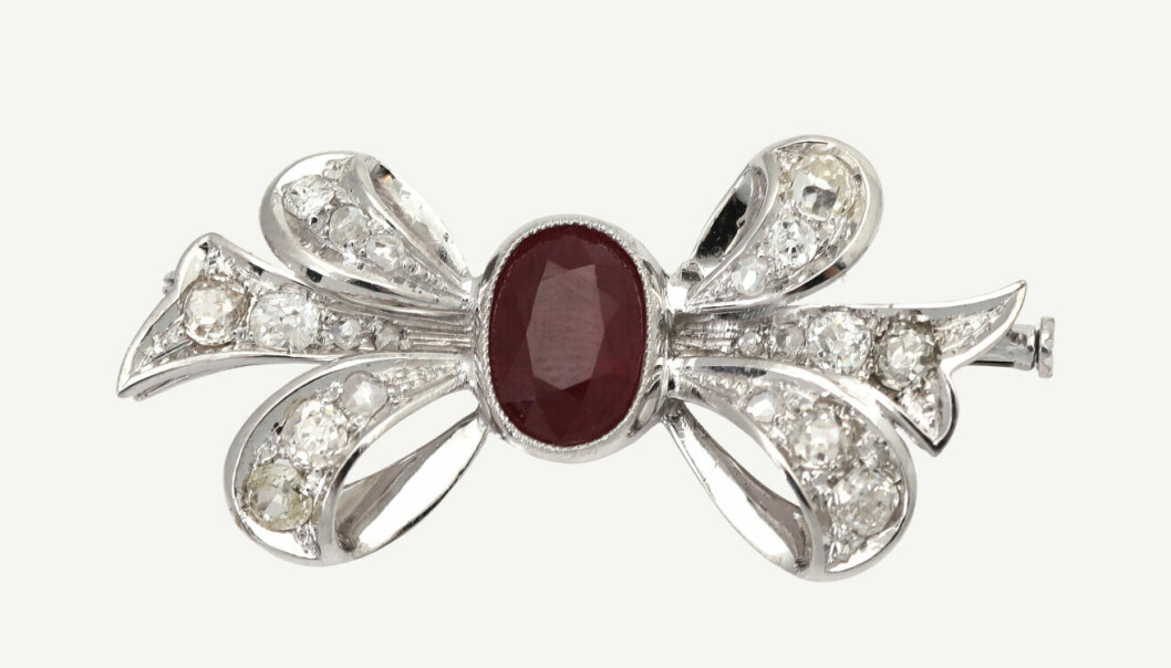 Ibland dyker det upp broscher också, fast inte så ofta. Här en liten söt sak av 18 k vitguld med en rubin på 2,90 carat, omkransad av gammal- och rosenslipade diamanter på totalt 0,80 carat. Broschen såldes under utrop vid en av Bruun Rasmussens auktioner i höstas, där klubban föll vid 4 800 danska kronor (6 000–8 000). Brosch rubin.