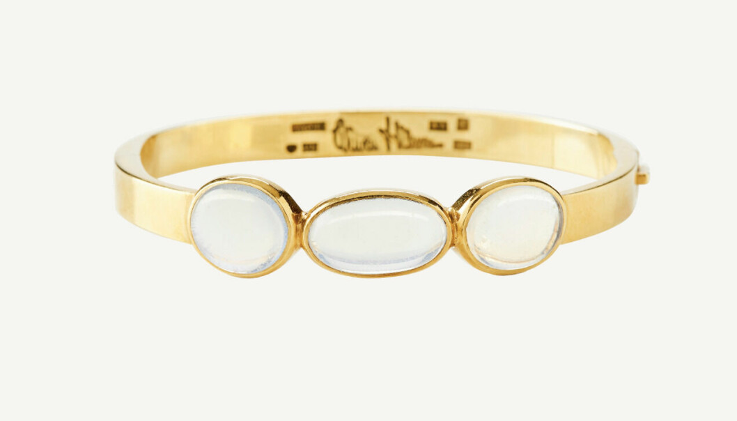 Silversmeden Wiwen Nilsson föredrog ofta bergkristall i sina kollektioner, men här pryds armringen av tre cabochonslipade månstenar. Ringen av 18 k guld är stämplad 1947 och klubbades något under utrop för 21 000 kr vid Uppsala Auktionskammares internationella kvalitetsauktion 2020.