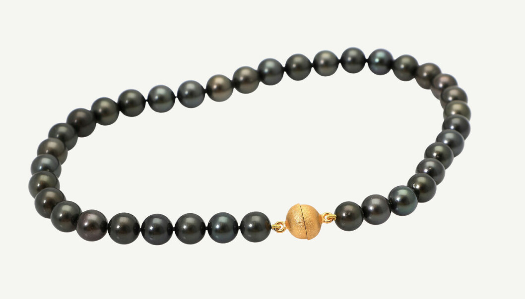Collier av mörkgrå Tahitipärlor, även kallade Söderhavspärlor, med fin rondör och lås av förgyllt sterlingsilver. Pärlornas diameter är 10–12 mm. Det här är en klassiker som odlats sedan 1950-talet. Colliern bjöds ut hos Bruun Rasmussen i oktober 2021 och klubbades för 6 500 danska kronor.