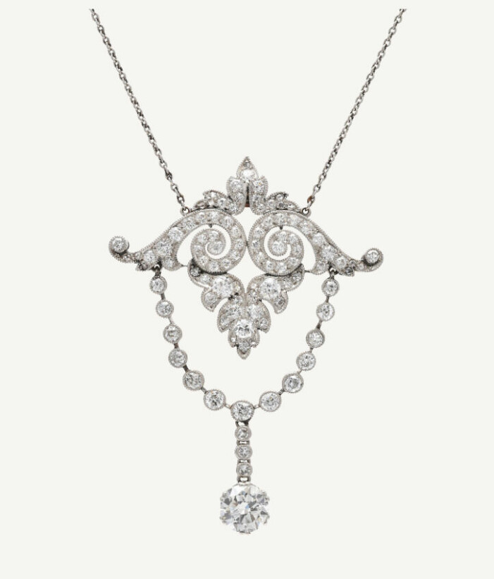 Ett arv från sekelskiftet 1900. Hänget av platina med olikslipade diamanter om totalt 2,20 ct och som avslut en större gammal slipad diamant på 1,20 ct lockade budgivare vid Kaplans Smyckekvalité i november 2021, där klubban föll vid 63 000 kr (40 000–45 000). Hänge av platina med olikslipade diamanter.