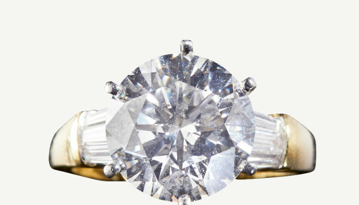 Den topprankade ringen av 18 k guld och vitguld med en briljantslipad diamant på 5,30 ct och sex trapetsslipade diamanter på totalt 0,80 ct klubbades vid Uppsala Auktionskammares Internationella Kvalitetsauktion 2021 för 380 000 kr (250 000– 300 000). Topprankad ring i 18 k guld och vitguld med en briljantslipad diamant på 5,30 ct.