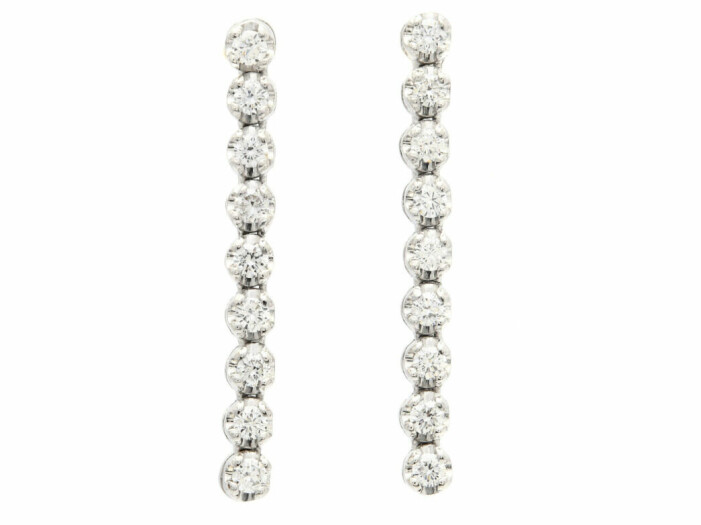 Mindre och mer prisvänligt. Ett par diamantörhängen av 18 k vitguld med arton briljantslipade diamanter på sammanlagt 0,54 ct klubbades vid Kaplans Klassiska i oktober förra året för 5 900 kr (6 700). Ett par diamantörhängen av 18 k vitguld med arton briljantslipade diamanter på sammanlagt 0,54 ct.