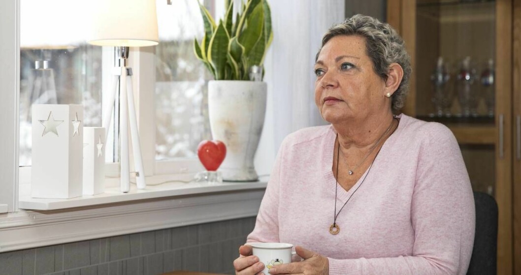 – Först insåg jag att detta skulle göra fruktansvärt ont, sedan kom alla andra negativa tankar: Varför hade jag drabbats så hårt, jag som alltid jobbat och kämpat, säger Agnetha om tankarna när hon fick veta att cancern spridit sig till skelettet. Foto: Lena Holmgren Agnetha sitter med en temugg i handen och berättar om sin svåra tid med cancer.