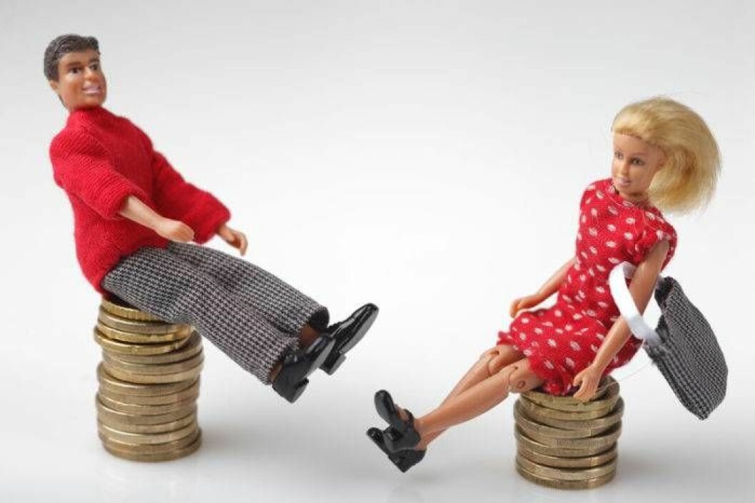 Två dockor som illustrerar ojämn ekonomi mellan könen
