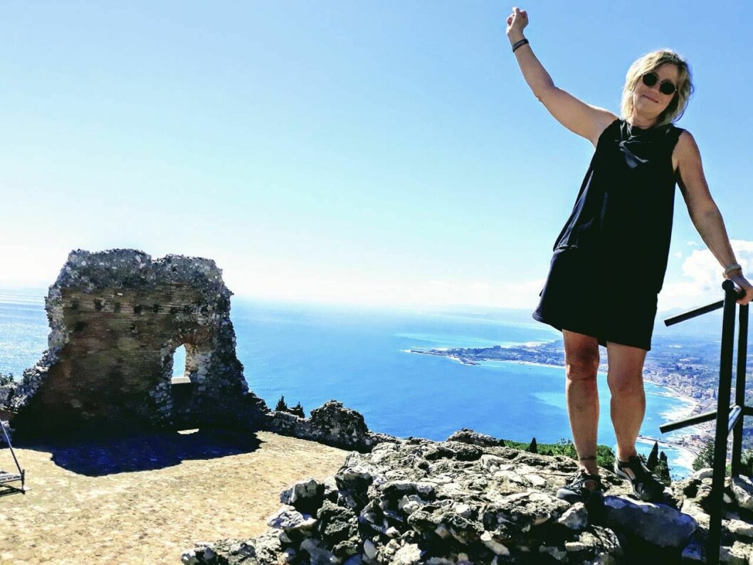 Laila i Taormina när hon backpackade runt Sicilien med sin kärlek hösten 2018. Foto: Privat Laila i Taormina när hon backpackade runt Sicilien med sin kärlek hösten 2018.