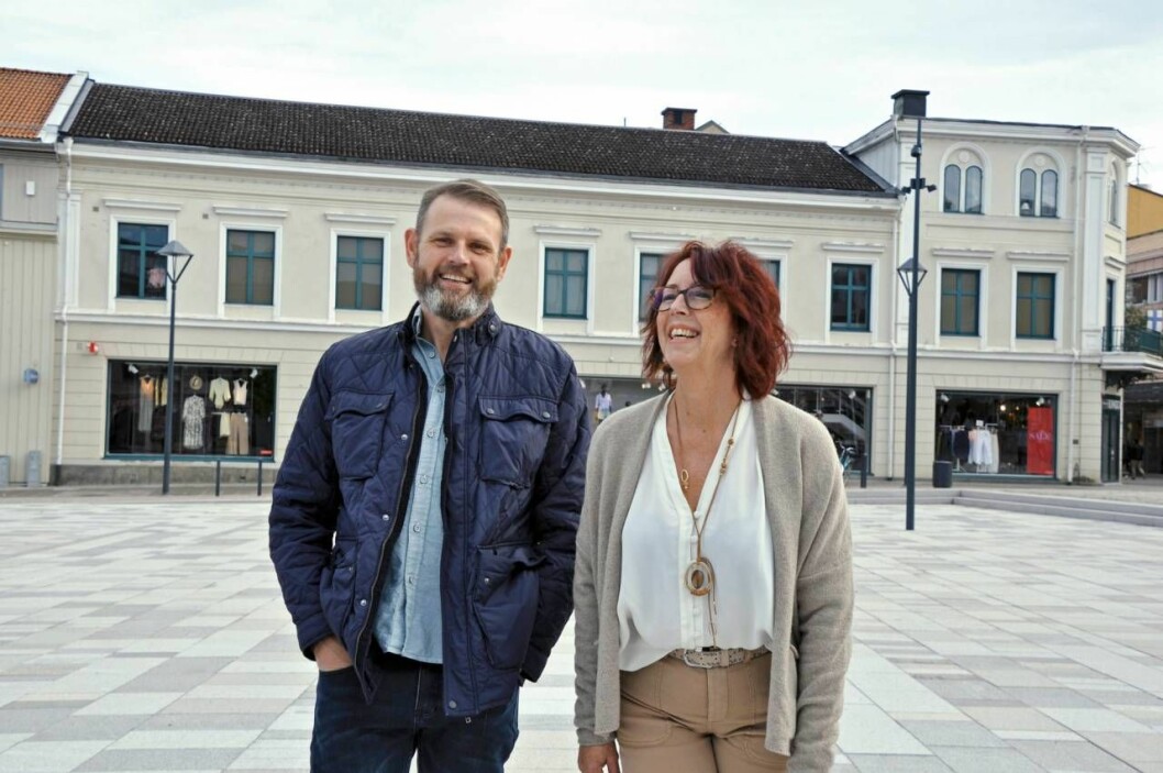 ”Vi är en trygghet för varandra även som skilda”, berättar paret. Magnus och Annika tillsammans på ett torg