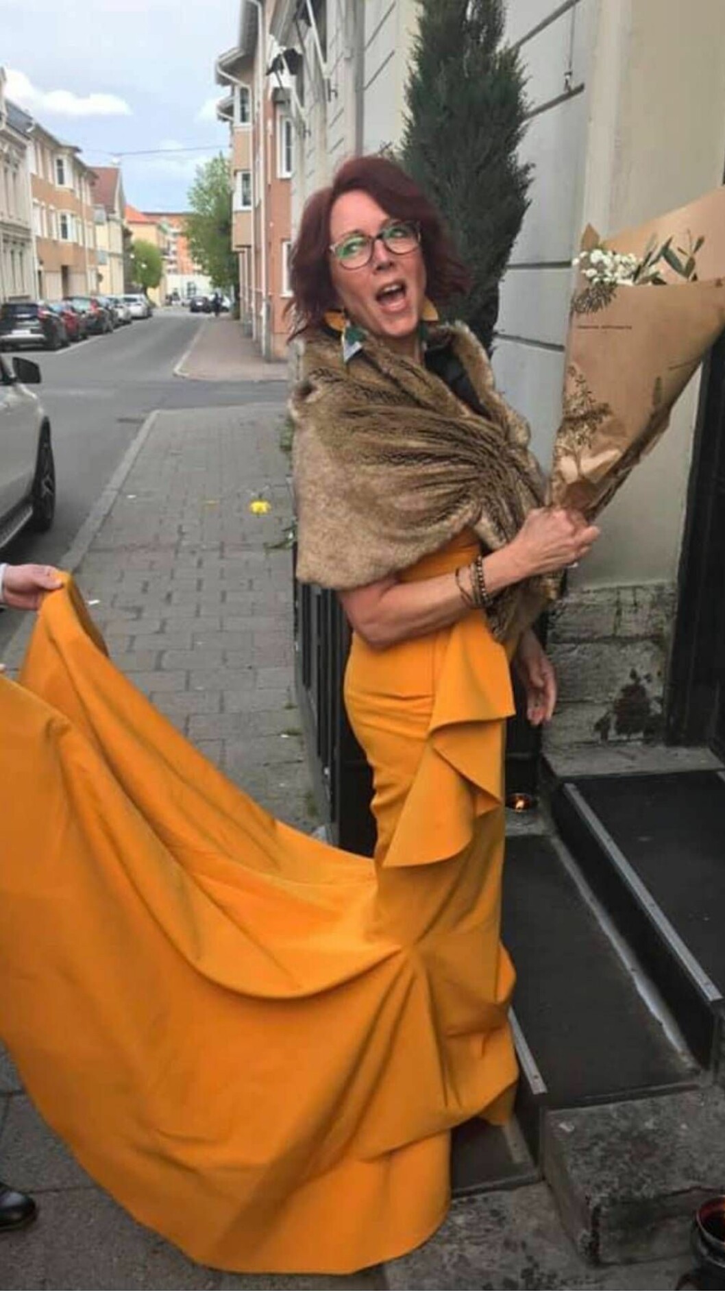 Annika anländer till festen. Skilsmässan firas med stil. Annika anländer till skilsmässofesten i gul aftonklänning.