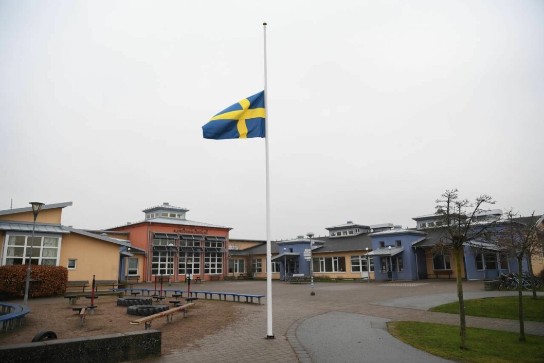 Skolorna i Bjärred i sorg efter att två elever hittats döda. Foto: TT Flaggan på halv stång efter morden på flickorna i Bjärred.