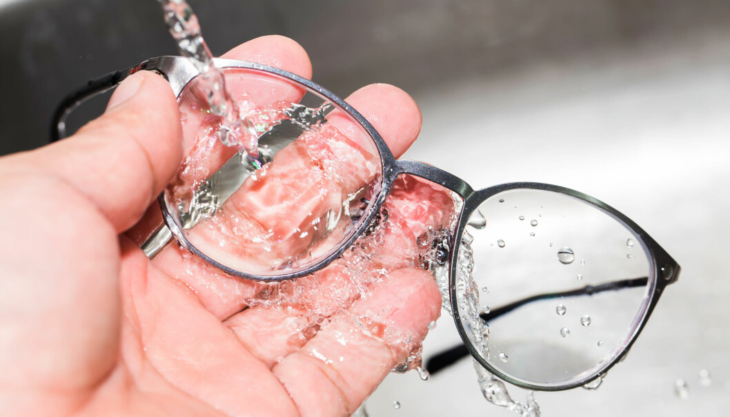 Foto: Shutterstock/TT Sköljer av glasögon i ljummet vatten.