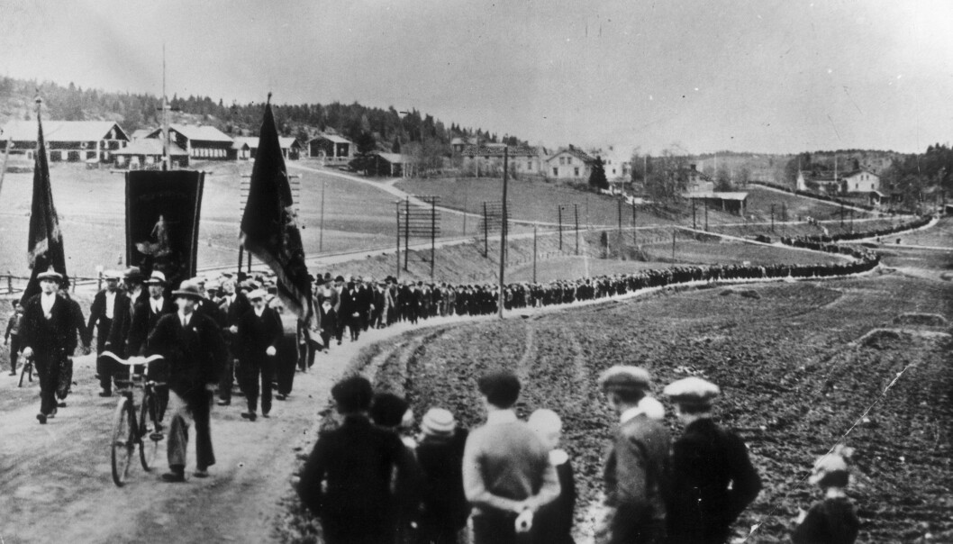 Den här bilden har blivit känd över hela landet, och togs av Evert Edberg strax innan militären öppnade eld mot demonstranterna. Bild från demonstrationståget från Frånö Folkets hus till Lunde1931, som militären öppnade eld mot.