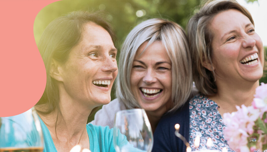 Tre kvinnor har middagsbjudning och skrattar ihop.