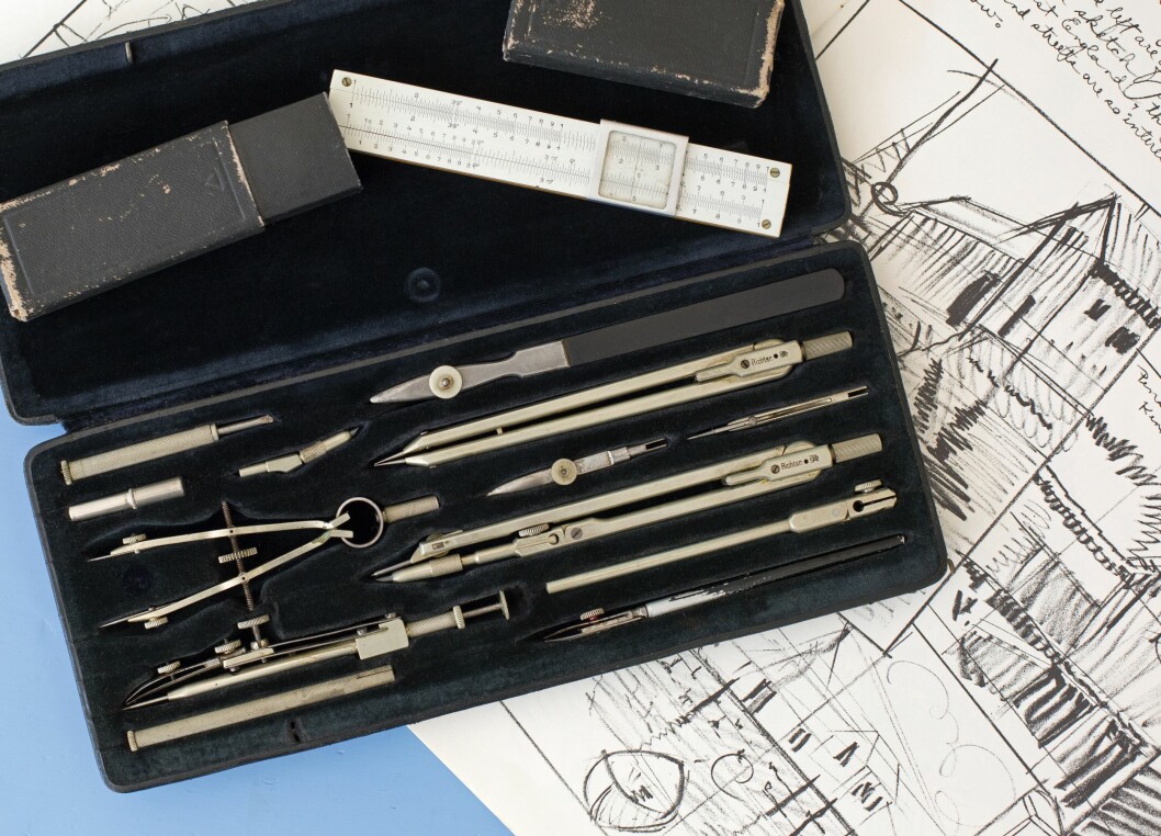 Användbart etui. En ingenjör i full verksamhet vid förra sekelskiftet behövde en sådan här uppsättning mätinstrument, inklusive räknestickan. Värde 150 kronor. Antikt etui med mätinstrument.
