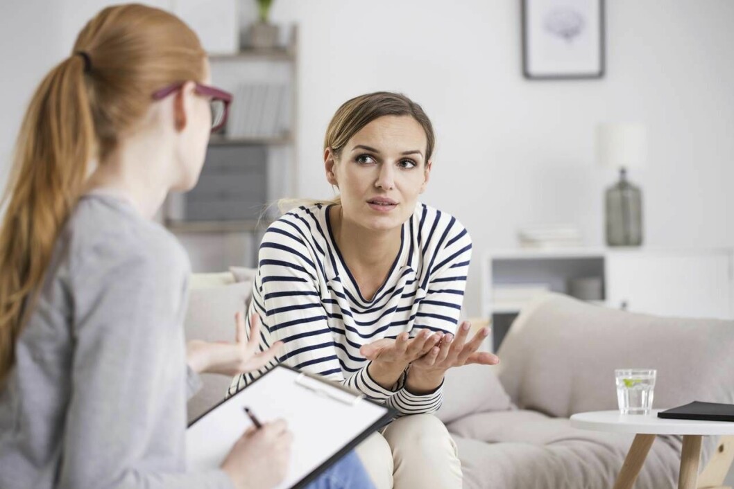 Är dina krav för höga? Prata med en vän eller sök professionell hjälp för att ta dig ur skuldfällan. Kvinna pratar med en psykolog om sina skuldkänslor