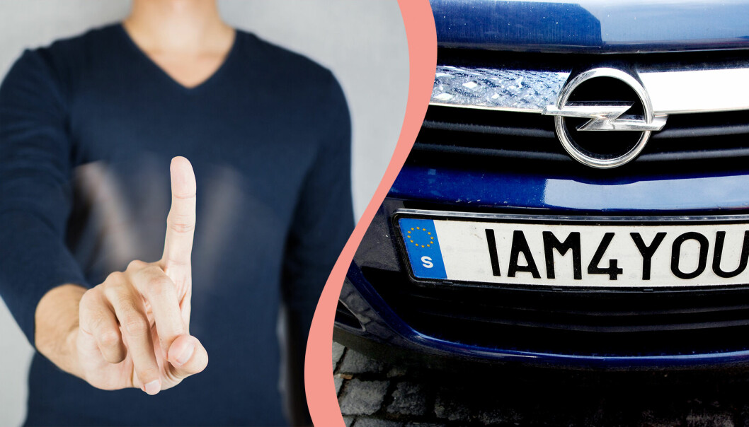 Till höger, en person nekar med sitt finger, till höger, en personlig registreringsskylt.