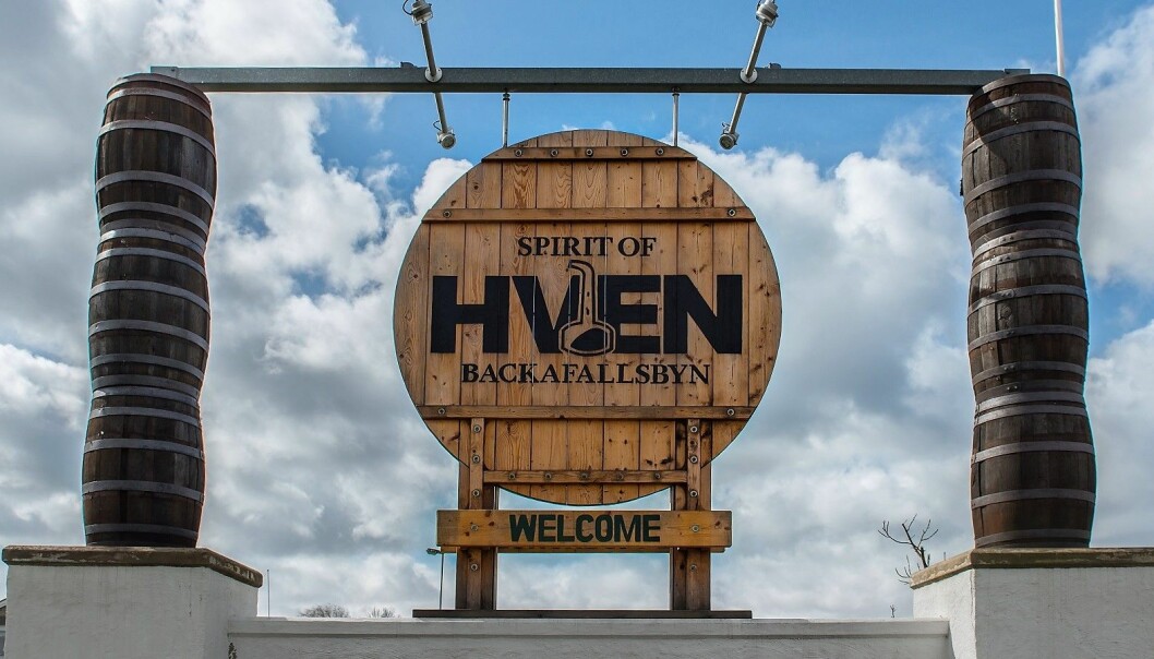 På Hven finns utöver Whiskey och cykelturer golf, alpackavandring, Sankt Ibbs gamla kyrka från 1200-talet och Konstnärsgården Marielund. Foto: Privat Skylt till Spirit of Hven.