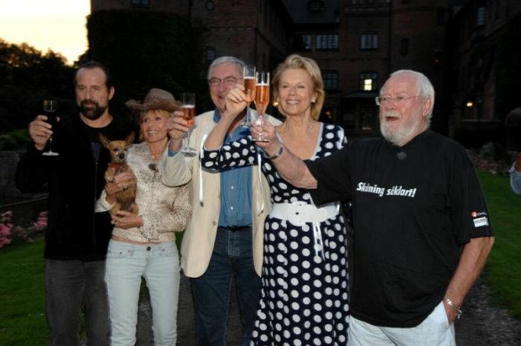 Jan Malmsjö har, föga förvånande, också varit Stjärna på slottet 2007. Peter Stormare, Britt Ekland, Magnus Härenstam, Arja Saijonmaa och Jan Malmsjö. Bild: IBL Peter Stormare, Magnus Härenstam, Britt Ekland, Arja Saijonmaa och Jan Malmsjö i Stjärnorna på slottet 2007