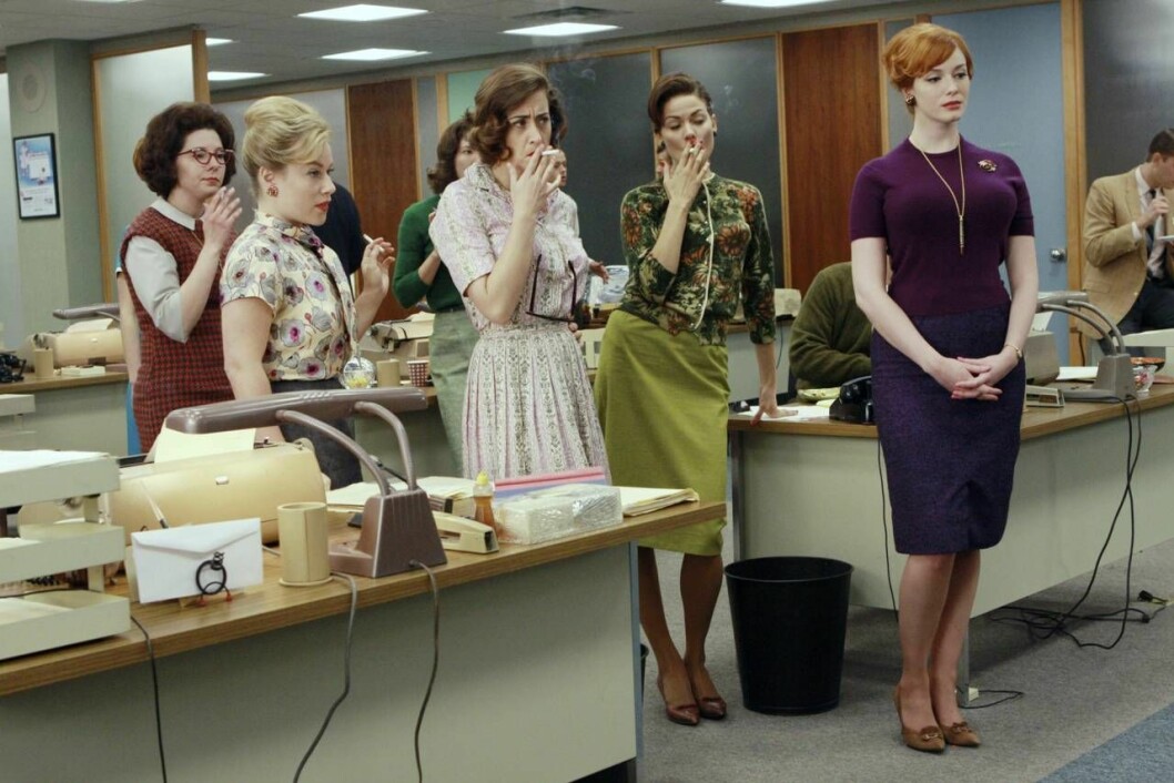I tv-serien <em>Mad Men</em> som utspelade sig från 1960 till 1970 röktes det i så gott som varje scen, helt i enlighet med tidsandan. Bild från tv-serien Mad Men där det röktes flitigt