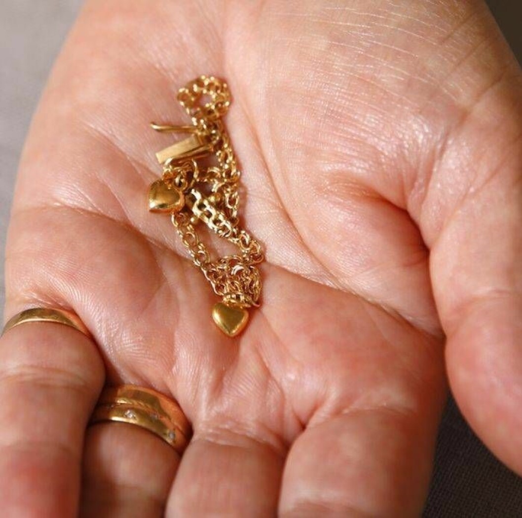 AnnBritts armband i guld med två hjärtan, symboliserande hennes två döttrar, som hon alltid bär. AnnBritts armband i guld med två hjärtan, symboliserande hennes två döttrar, som hon alltid bär.