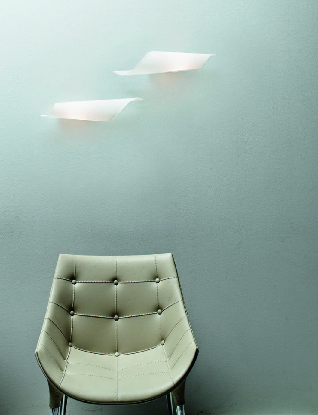 Snäckformad lampa i frostat glas