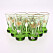 9 gröna snapsglas med rosa blommor.