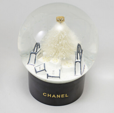 Fick du ingen VIP-gåva av Chanel 2012/13 i form av en lite kitschig, åtta centimeter hög snöglob? Den lär vara knepig att hitta på loppis, men man vet aldrig! Hos Bukowskis såldes den 2016. Då låg värderingen på 2 000 kr. Snöglob från Chanel från 2012/13.