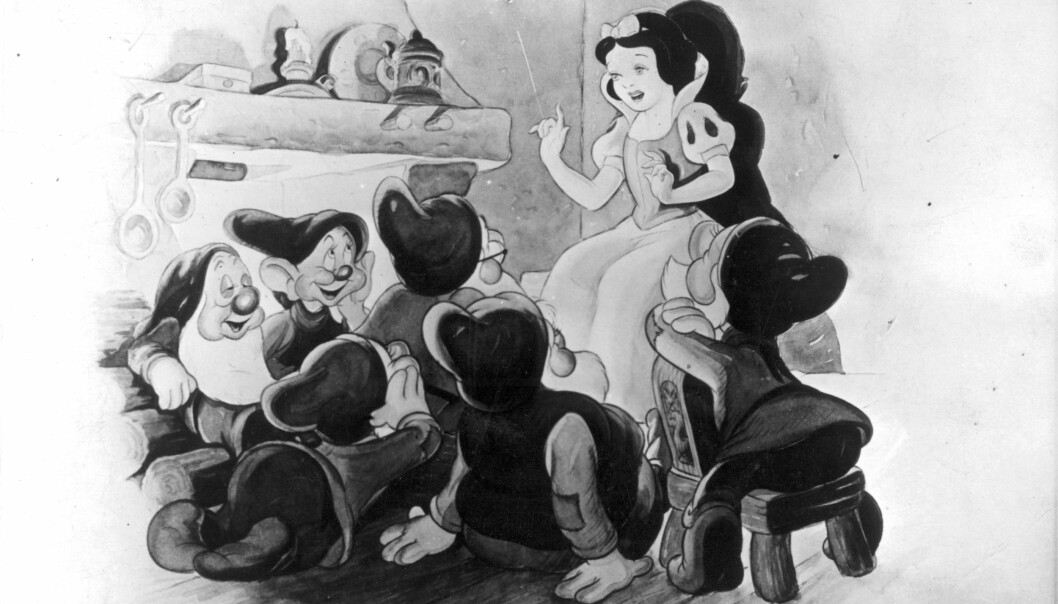 Många såg Disneys första tecknade film, <i>Snövit och de sju dvärgarna</i>, på bio under annandag jul 1938. Foto: Disney/TT. Snövit talar till sina dvärgar.