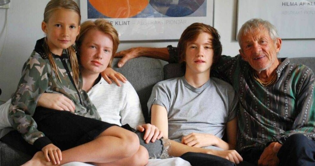 Sofi Helledays barn och pappa sitter i en soffa.