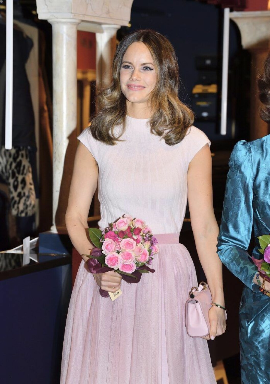 Denna vackra kjol bar prinsessan Sofia under ett kungligt event tidigt i våras. Hennes söta topp är i kashmir och kommer från Soft Goat. Prinsessan Sofia i rosa klänning.