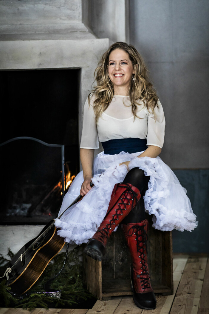 I sommar åker Sofia Karlsson ut på turné i Sverige. – Jag har saknat dem mycket under pandemin, säger hon om sin publik. Artisten Sofia Karlsson med röda, höga, snörade kängor inomhus vid en brasa.