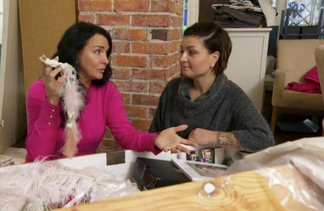 Sofia Wistam och Liga pratar om hur man kan göra om huset och hur familjen ska komma vidare efter sonen Theos död. Foto: Kanal 5 Sofias änglar hjälper en familj som mist sonen Theo, 11.