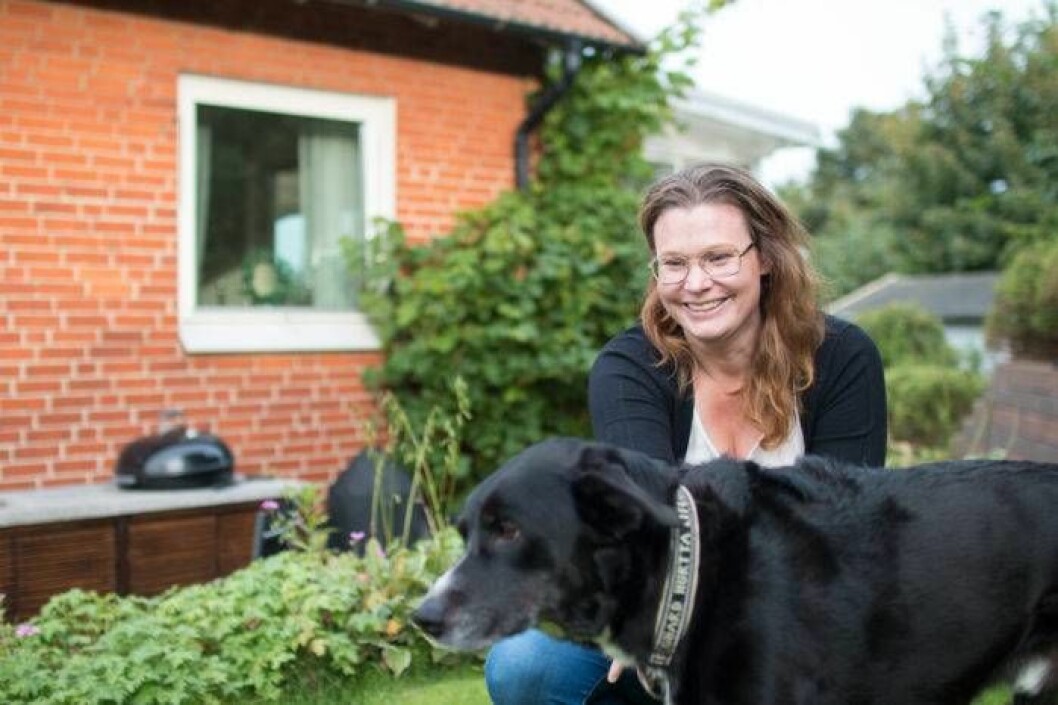 Sofia tillsammans med blandrashunden Sam.