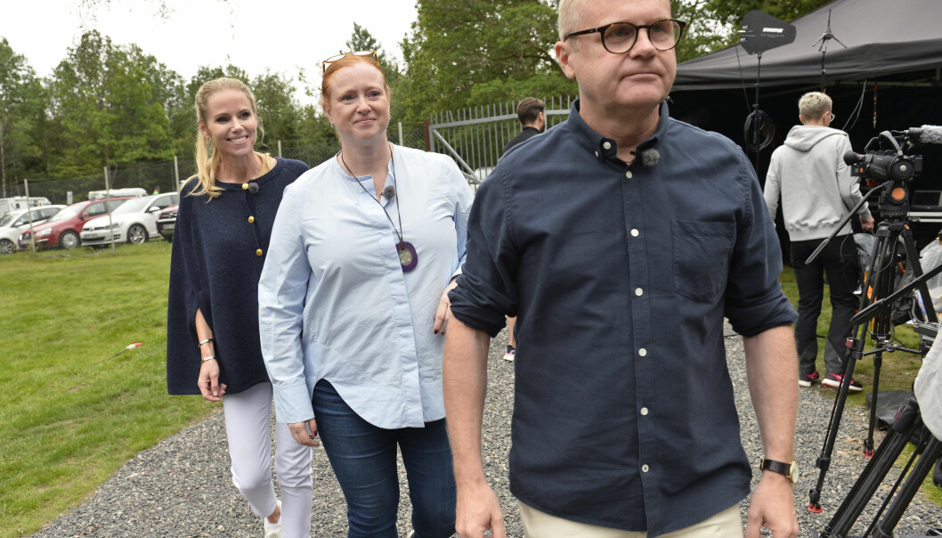 Programledaren Sofia Rågenklint och värderingsmännen Maria Granström och Mats Bergstrand stortrivs med sina uppdrag. Foto: Kai Rehn Sofia Rågenklint, Maria Granström och Mats Bergstrand i Auktionssommar på Svt.