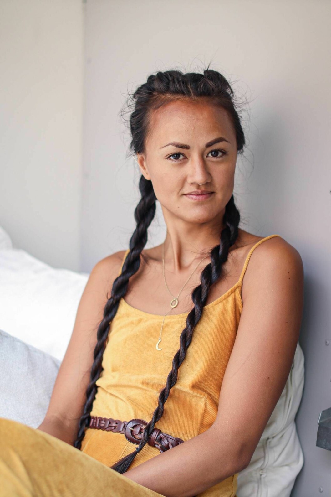 Sofia Su arrangerar sexfester för kvinnor. Sofia Su sitter i en soffa och berättar om sexfesterna hon arrangerar