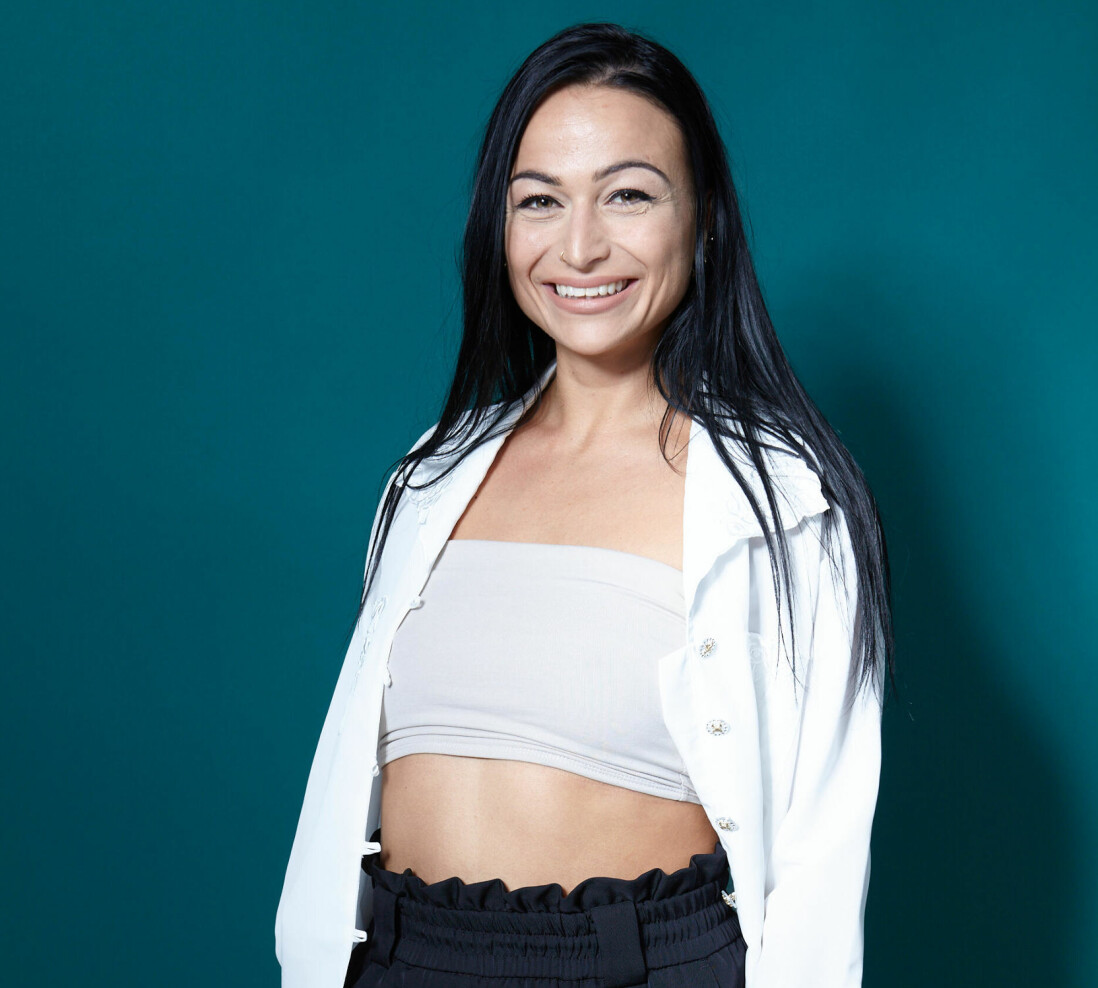 Sofia Sundqvist är en av deltagarna i det nya dejtingprogrammet <em>Kärleken flyttar in</em>, som sänds i TV4. Sofia Sundqvist fotograferad mot en blågrön bakgrund inför premiären av dejtingprogrammet Kärleken flyttar in.