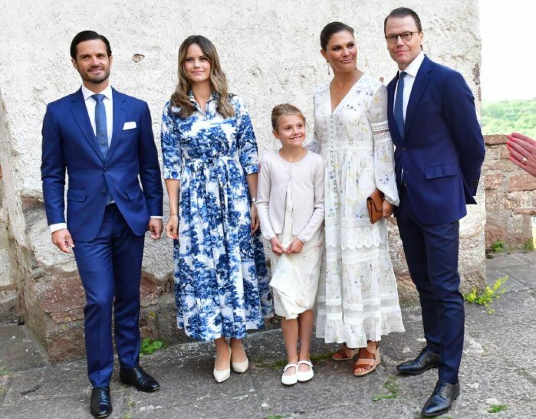 Kronprinsessan Victoria i klänning från By Malina. Sofia i klänning från Andiata. Prinsessan Sofia Victoriadagen 2020