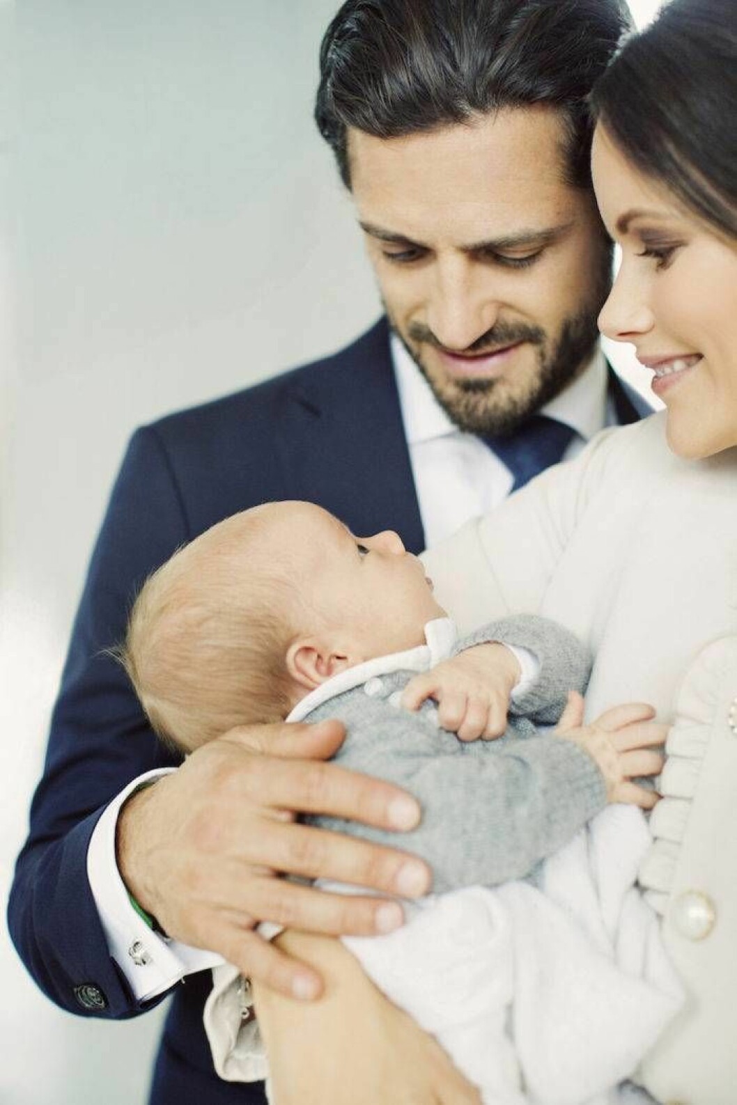 Prins Carl Philip och prinsessan Sofia med prins Gabriel. Bild: Ibl Prins Carl Philip och prinsessan Sofia med prins Gabriel.