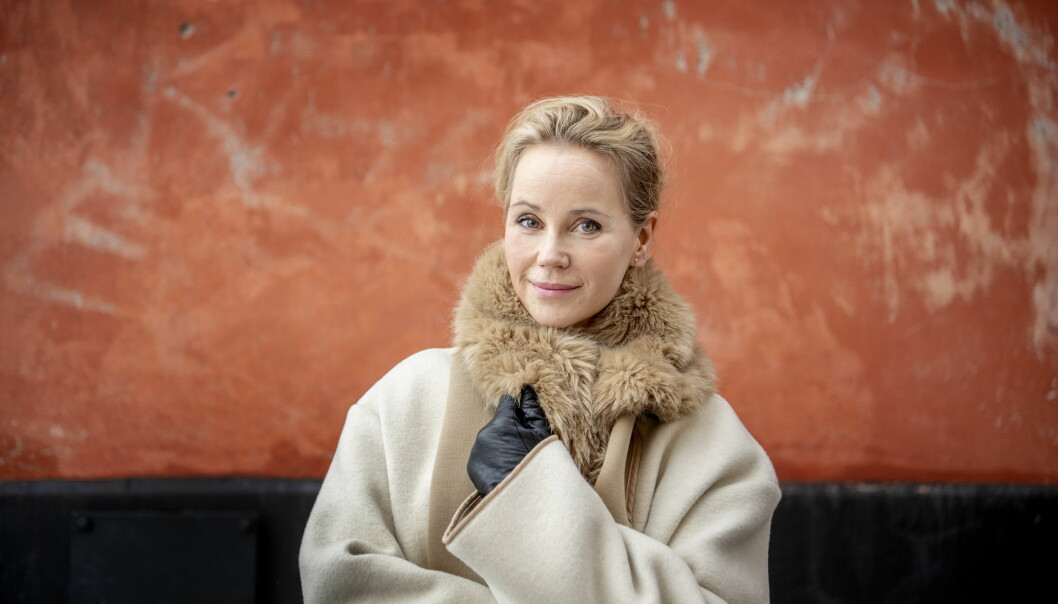 Skådespelerskan Sofia Helin i kappa och vantar.
