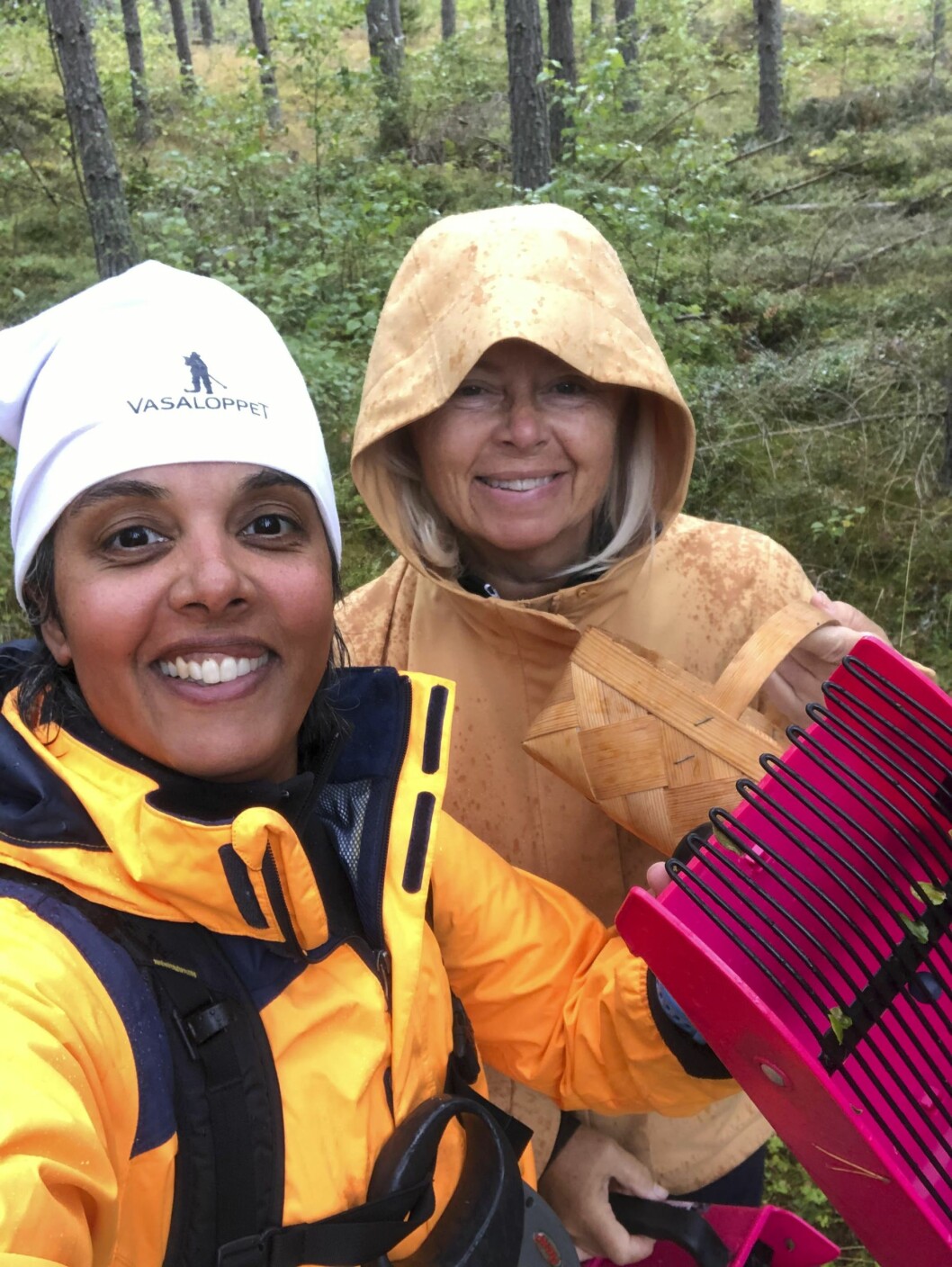Sofias familj har en stuga i Dalarna. Där kan paret gå i timmar i skogen och plocka bär och titta på fåglar. Sofia och Carina Reshmi fritidsklädda i skog och mark.
