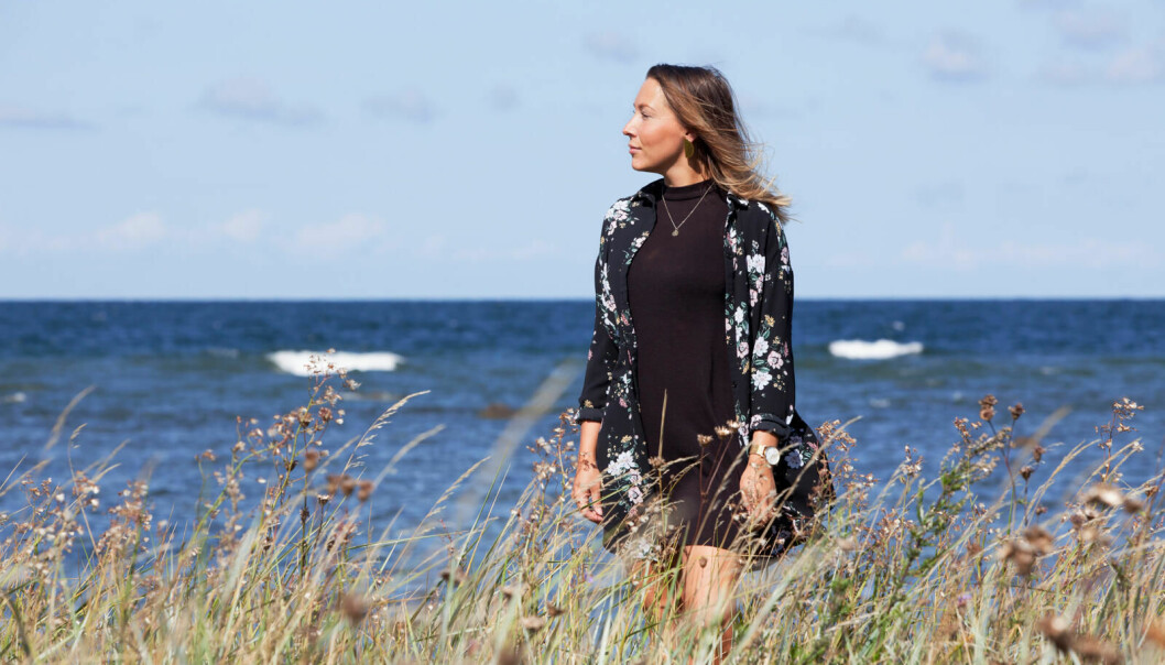 Sofie står vi havet och blickar ut över vattnet.