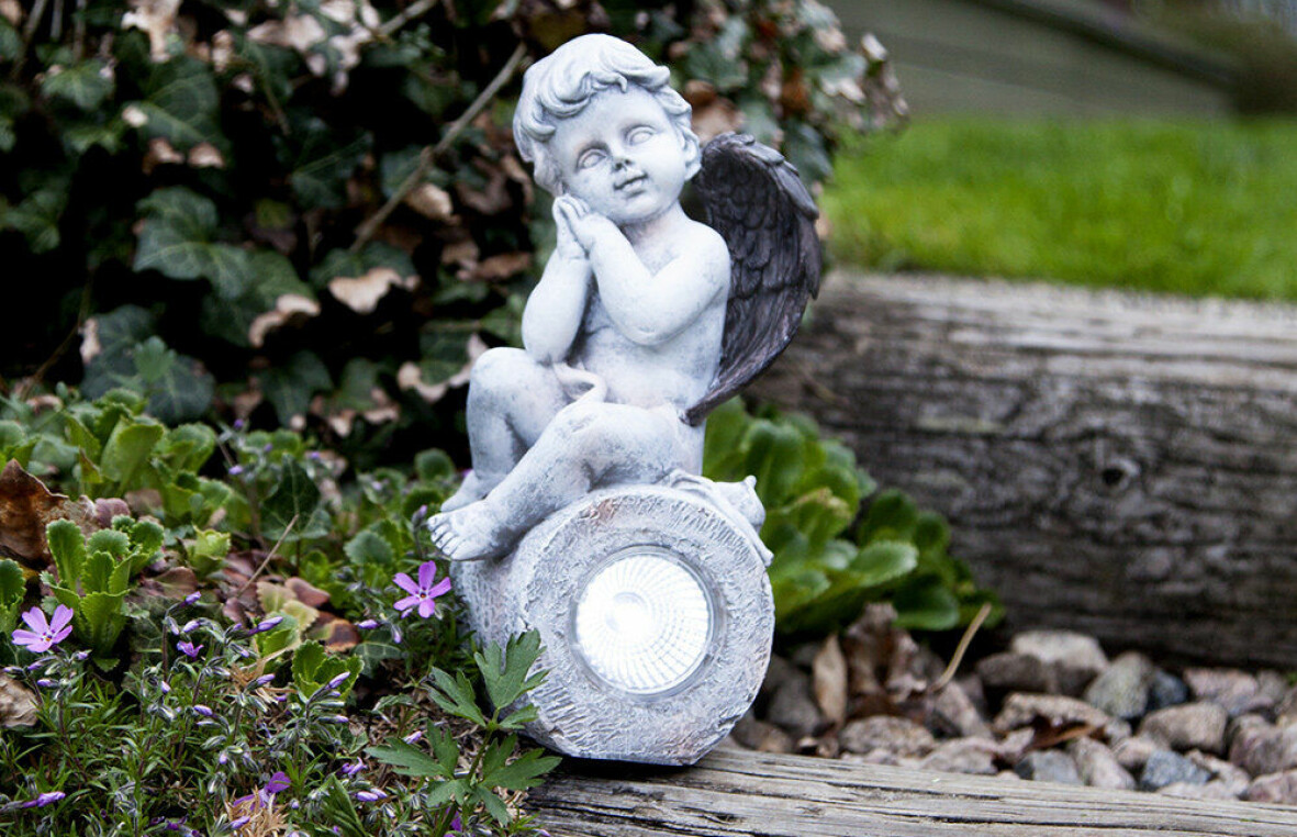 Ängel att dekorera trädgården med.