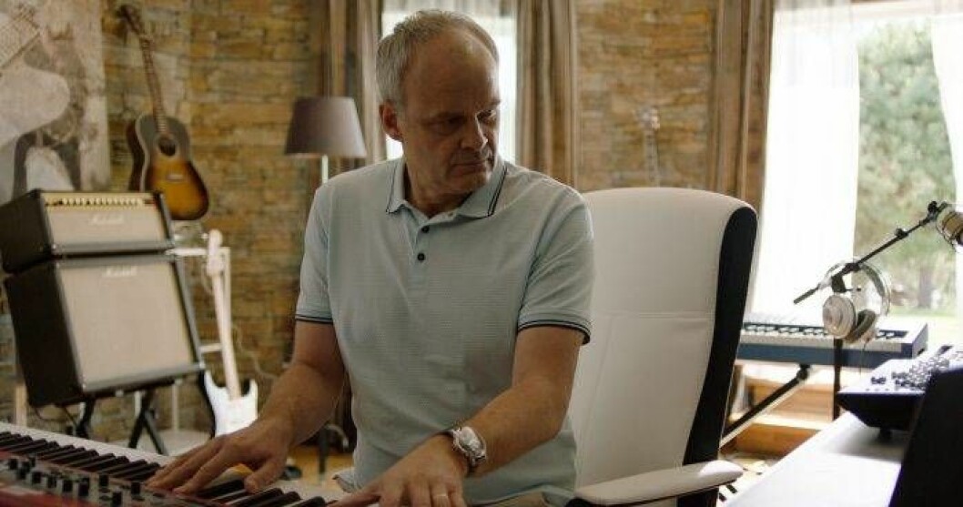 Fredde (Johan Rheborg) tar ett sabbatsår från jobbet och ägnar sig åt sina hobbies i Solsidans sjätte säsong. Foto: Pär Bäckstrand/C More/TV4 Johan Rheborg i Solsidan säsong 6 2019.