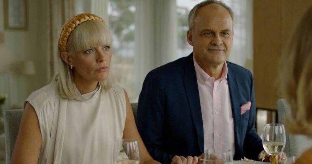 Josephine Bornebusch som Mickan och Johan Rheborg som Fredde. Foto: Pär Bäckstrand/C More/TV4 Josephine Bornebusch och Johan Rheborg i Solsidan säsong 6.