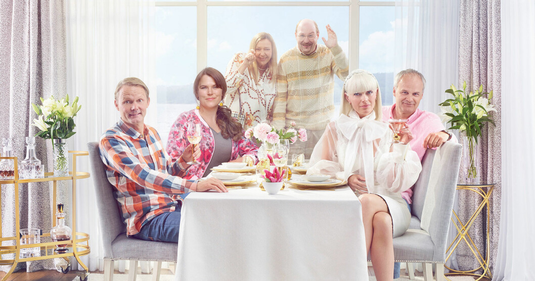 Felix Herngren, Mia Skäringer, Malin Cederbladh, Henrik Dorsin, Johan Rheborg och Josephine Bornebusch i säsong 6 av Solsidan. Foto: Pär Bäckstrand/C More/TV4 Felix Herngren, Mia Skäringer, Malin Cederbladh, Henrik Dorsin, Johan Rheborg och Josephine Bornebusch i säsong 6 av Solsidan. Solsidan säsong 6 har premiär på C More den 6 oktober 2019 och på TV4 den 20 oktober 2019.