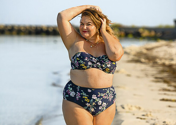 Frida Kummerfeldt, kroppspositiv, på stranden i bikini.