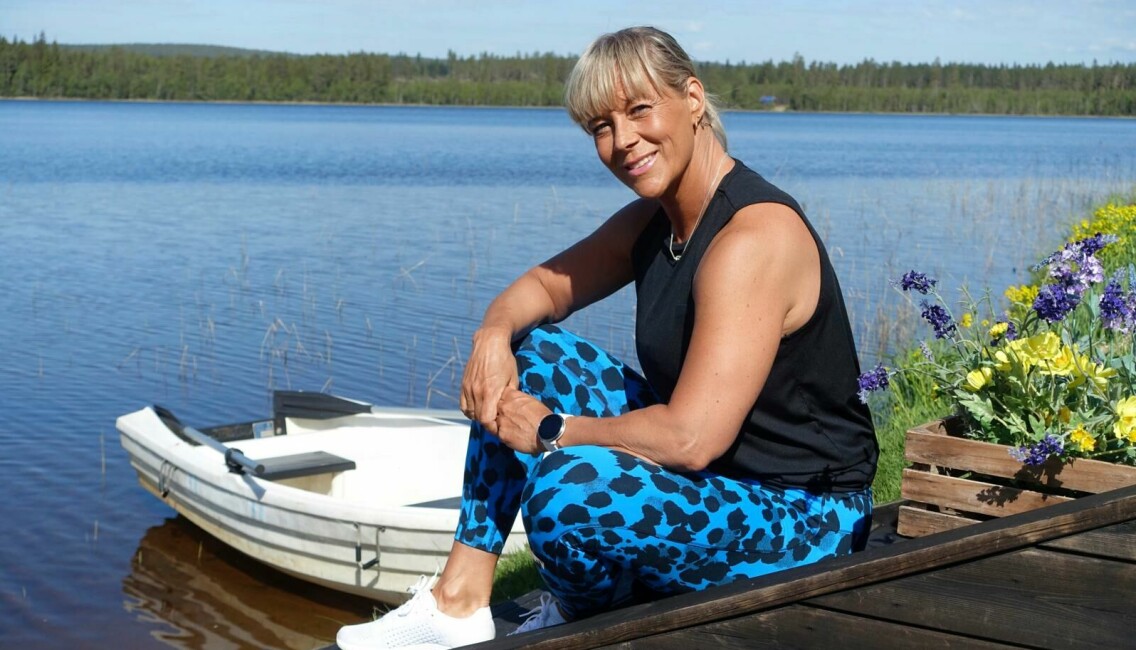 Träningsprofilen Sofia Åhman sitter vid en brygga och ger sommartips