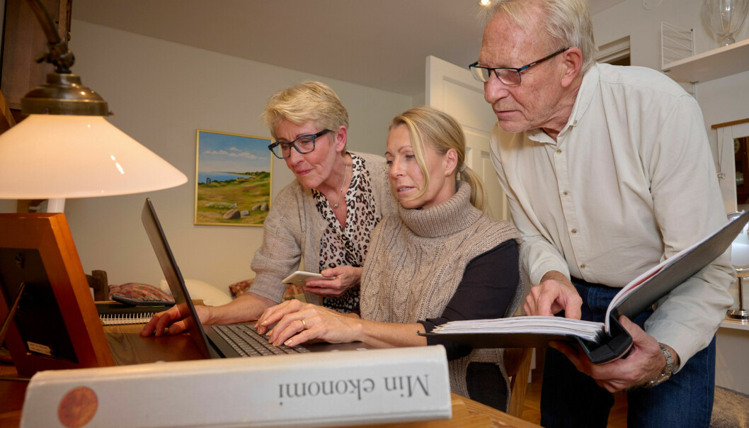 Du kan spara all viktig information, alltifrån hur du vill att din begravning ska se ut, till recept som du vill föra vidare. Sonja och Bengt Feuk tillsammans med dottern Josette framför en dator.