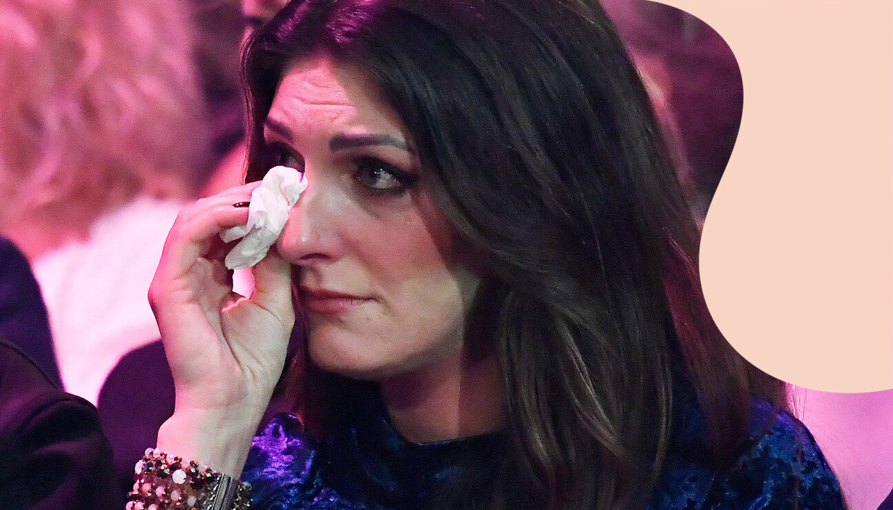 Soraya Lavasani torkar tårar ur ögonen.
