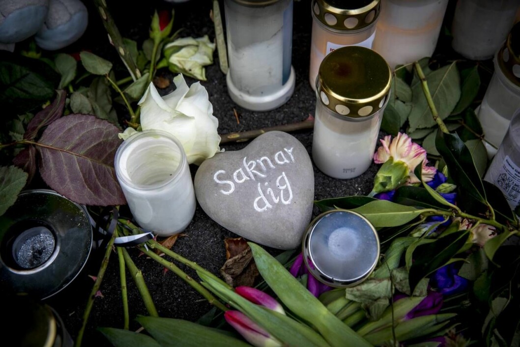 Morden väckte sorg och förstämning i samhället. Hur kunde det hända? Foto: TT Gravljus och stenhjärta för att hedra de mördade flickorna i Bjärred.